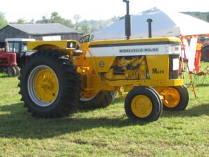 Minneapolis-Moline M-670 / M-670 Super tractor