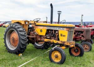 Minneapolis-Moline U-302 tractor