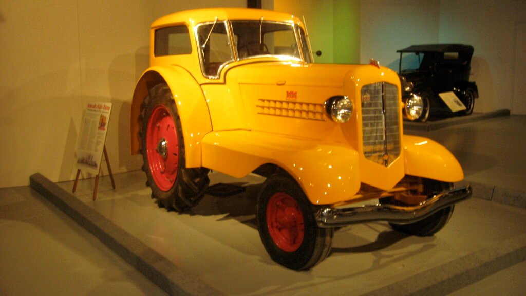 Minneapolis-Moline UDLX (Comfortractor / U Deluxe) tractor